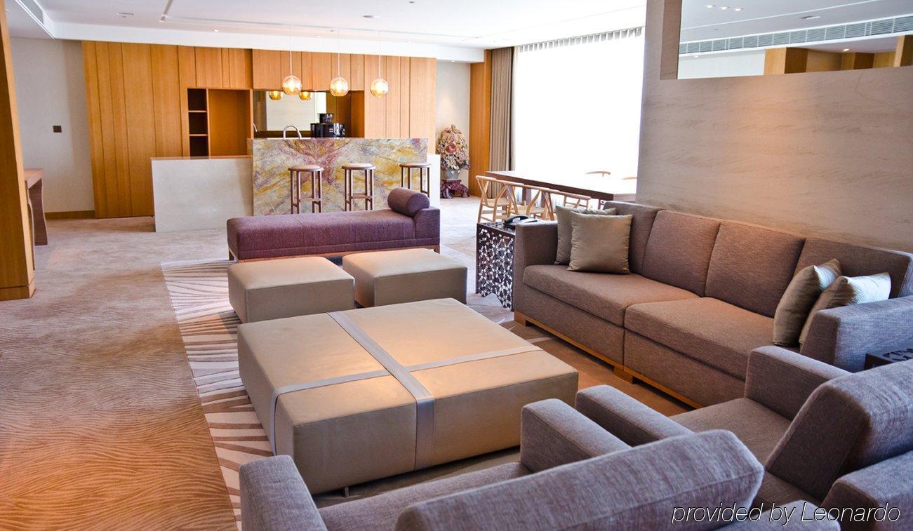 Millennium Hotel Taichung Dış mekan fotoğraf The living room of a three-bedroom suite